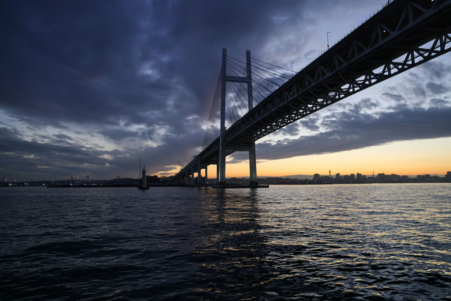 In the evening in Yokohama, take a boat out to sea